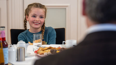 Am Adventstisch mit dem Ministerpräsidenten Sonja lächelt