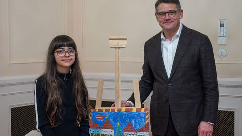 Die Künstlerin mit ihrem Werk und der hesssiche Ministerpräsident Sara und Boris Rhein