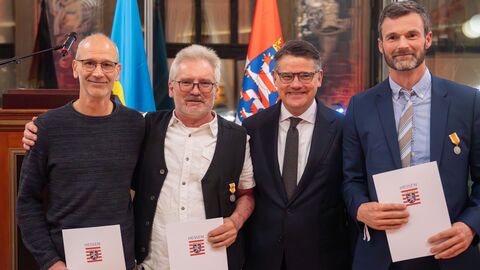Ministerpräsident Boris Rhein (2 v.r.) hat Stephan Sorg aus Wiesbaden (1 v.r.) und Gerhard Kimpel aus Burghaun (2 v.l.) die Hessische Rettungsmedaille verliehen und Udo Stäger aus Herborn (1 v.l.) eine Öffentliche Belobigung ausgesprochen. Ministerpräsident Boris Rhein (2 v.r.) hat Stephan Sorg aus Wiesbaden (1 v.r.) und Gerhard Kimpel aus Burghaun (2 v.l.) die Hessische Rettungsmedaille verliehen und Udo Stäger aus Herborn (1 v.l.) eine Öffentliche Belobigung ausgesprochen.