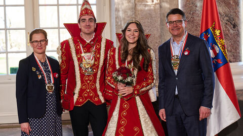 Ministerpräsident Boris Rhein und seine Frau Tanja Raab-Rhein empfangen im Schloss Biebrich in Wiesbaden Prinz Kevin I. und Prinzessin Isabel I. von der Karnevalsgesellschaft 1978/79 e.V. der Kreissparkasse Groß-Gerau; Kevin Schäfer, Isabel Hartmann Ministerpräsident Boris Rhein und seine Frau Tanja Raab-Rhein empfangen im Schloss Biebrich in Wiesbaden Prinz Kevin I. und Prinzessin Isabel I. von der Karnevalsgesellschaft 1978/79 e.V. der Kreissparkasse Groß-Gerau; Kevin Schäfer, Isabel Hartmann