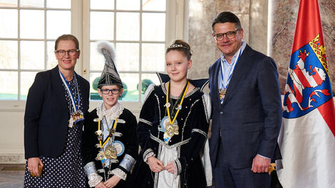 Ministerpräsident Boris Rhein und seine Frau Tanja Raab-Rhein empfangen im Schloss Biebrich Prinz Ben-Lias I. und Prinzessin Philomena I. vom Faschingsclub Ulfa e.V.; Ben-Lias Zinnel, Philomena Wilkens Ministerpräsident Boris Rhein und seine Frau Tanja Raab-Rhein empfangen im Schloss Biebrich Prinz Ben-Lias I. und Prinzessin Philomena I. vom Faschingsclub Ulfa e.V.; Ben-Lias Zinnel, Philomena Wilkens
