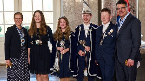 Ministerpräsident Boris Rhein und seine Frau Tanja Raab-Rhein empfangen im Schloss Biebrich in Wiesbaden Prinzessin Paula I. von Hüh und Hott und Prinz Phillip I. von und zu TSV mit Hofdame Carina und Hofmarschall Nicklas vom CCH Carneval Club Höchst e.V.; Paula Wentzky, Phillip Pfannmüller, Carina Wiesner und Nicklas Glenz. Ministerpräsident Boris Rhein und seine Frau Tanja Raab-Rhein empfangen im Schloss Biebrich in Wiesbaden Prinzessin Paula I. von Hüh und Hott und Prinz Phillip I. von und zu TSV mit Hofdame Carina und Hofmarschall Nicklas vom CCH Carneval Club Höchst e.V.; Paula Wentzky, Phillip Pfannmüller, Carina Wiesner und Nicklas Glenz.