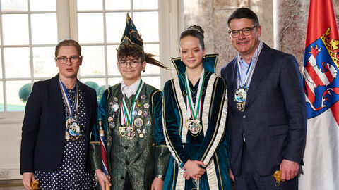 Ministerpräsident Boris Rhein und seine Frau Tanja Raab-Rhein empfangen im Schloss Biebrich in Wiesbaden Kinderprinz Noel I. und Prinzessin Jule I. vom Gederner Carneval Club „Laabhanse" e.V.; Noel Heerd, Jule Büchner Ministerpräsident Boris Rhein und seine Frau Tanja Raab-Rhein empfangen im Schloss Biebrich in Wiesbaden Kinderprinz Noel I. und Prinzessin Jule I. vom Gederner Carneval Club „Laabhanse" e.V.; Noel Heerd, Jule Büchner