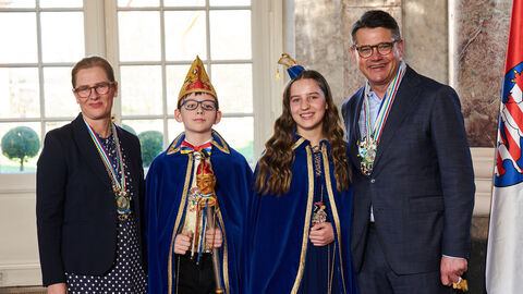 Ministerpräsident Boris Rhein und seine Frau Tanja Raab-Rhein empfangen im Schloss Biebrich in Wiesbaden Prinzessin Greta I. und Prinz David II. vom Carnevalverein Lorcher Raupen e.V.; Greta Dahlen, David Schura Ministerpräsident Boris Rhein und seine Frau Tanja Raab-Rhein empfangen im Schloss Biebrich in Wiesbaden Prinzessin Greta I. und Prinz David II. vom Carnevalverein Lorcher Raupen e.V.; Greta Dahlen, David Schura