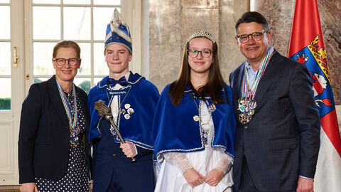 Ministerpräsident Boris Rhein und seine Frau Tanja Raab-Rhein empfangen im Schloss Biebrich in Wiesbaden Kinderprinz Finn I. und Kinderprinzessin Anabel I. von der Karnevalsabteilung der Freien Turnerschaft 06 e.V. Dörnigheim; Finn Gröner, Anabel Schäfer. Ministerpräsident Boris Rhein und seine Frau Tanja Raab-Rhein empfangen im Schloss Biebrich in Wiesbaden Kinderprinz Finn I. und Kinderprinzessin Anabel I. von der Karnevalsabteilung der Freien Turnerschaft 06 e.V. Dörnigheim; Finn Gröner, Anabel Schäfer.