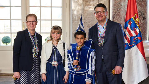 Ministerpräsident Boris Rhein und seine Frau Tanja Raab-Rhein empfangen im Schloss Biebrich in Wiesbaden Kinderprinz Lian I. und Kinderprinzessin Summer Mira I. vom Karnevalverein „Blaue Raben" e.V. 1952“; Lian Lex und Summer Mia Herrmann Ministerpräsident Boris Rhein und seine Frau Tanja Raab-Rhein empfangen im Schloss Biebrich in Wiesbaden Kinderprinz Lian I. und Kinderprinzessin Summer Mira I. vom Karnevalverein „Blaue Raben" e.V. 1952“; Lian Lex und Summer Mia Herrmann
