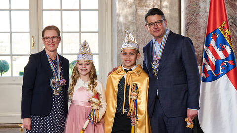Ministerpräsident Boris Rhein und seine Frau Tanja Raab-Rhein empfangen im Schloss Biebrich Prinz Lio I. und Prinzessin Julie I. vom Carneval-Verein „Narrhalla" Winkel/Rheingau e.V. 1924; Lio Thomas, Julie Lappas Ministerpräsident Boris Rhein und seine Frau Tanja Raab-Rhein empfangen im Schloss Biebrich Prinz Lio I. und Prinzessin Julie I. vom Carneval-Verein „Narrhalla" Winkel/Rheingau e.V. 1924; Lio Thomas, Julie Lappas