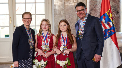 Ministerpräsident Boris Rhein und seine Frau Tanja Raab-Rhein empfangen im Schloss Biebrich in Wiesbaden Kinderprinzessin Lia I. und Kinderprinzessin Emely I. vom Niester Carnevals Club Rot-Weiß; Lia Brehm, Emely Kessler Ministerpräsident Boris Rhein und seine Frau Tanja Raab-Rhein empfangen im Schloss Biebrich in Wiesbaden Kinderprinzessin Lia I. und Kinderprinzessin Emely I. vom Niester Carnevals Club Rot-Weiß; Lia Brehm, Emely Kessler