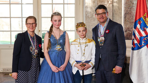 Ministerpräsident Boris Rhein und seine Frau Tanja Raab-Rhein empfangen im Schloss Biebrich in Wiesbaden Ihre Herzlichkeit Kinderprinzessin Elena I. und Seine Jugendlichkeit Kinderprinz Milan I. von Selboldanien vom TV Langenselbold 1886; Elena Marlen Stenger, Milan Müller Ministerpräsident Boris Rhein und seine Frau Tanja Raab-Rhein empfangen im Schloss Biebrich in Wiesbaden Ihre Herzlichkeit Kinderprinzessin Elena I. und Seine Jugendlichkeit Kinderprinz Milan I. von Selboldanien vom TV Langenselbold 1886; Elena Marlen Stenger, Milan Müller