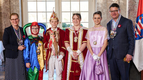 Ministerpräsident Boris Rhein und seine Frau Tanja Raab-Rhein empfangen im Schloss Biebrich in Wiesbaden Prinz Lukas 1. von Burgilla, Prinzessin Sina 1. von Burgilla, Hofdame Selina und den kleinen Jokus Fabian von der Ranzengarde Offenbach Bürgel; Lukas Kanz, Sina Kirchner, Selina Kirchner, Fabian Chirduan Ministerpräsident Boris Rhein und seine Frau Tanja Raab-Rhein empfangen im Schloss Biebrich in Wiesbaden Prinz Lukas 1. von Burgilla, Prinzessin Sina 1. von Burgilla, Hofdame Selina und den kleinen Jokus Fabian von der Ranzengarde Offenbach Bürgel; Lukas Kanz, Sina Kirchner, Selina Kirchner, Fabian Chirduan