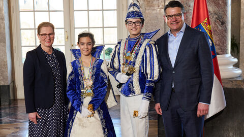 Ministerpräsident Boris Rhein und seine Frau Tanja Raab-Rhein empfangen im Schloss Biebrich in Wiesbaden das Kinderprinzenpaar Prinz Bastian I. und Prinzessin Mara I. von der Dachorganisation Wiesbadener Karneval 1950 e.V.; Bastian Taschler, Mara Tonhauser Ministerpräsident Boris Rhein und seine Frau Tanja Raab-Rhein empfangen im Schloss Biebrich in Wiesbaden das Kinderprinzenpaar Prinz Bastian I. und Prinzessin Mara I. von der Dachorganisation Wiesbadener Karneval 1950 e.V.; Bastian Taschler, Mara Tonhauser