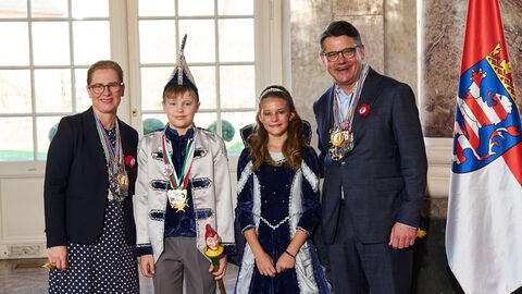 Ministerpräsident Boris Rhein und seine Frau Tanja Raab-Rhein empfangen im Schloss Biebrich in Wiesbaden Kinderprinz Jaxon I. und Kinderprinzessin Anna I. vom Karnevalverein „Gräilau" Griedel 1952 e.V.; Jaxon Richter, Anna Boller Ministerpräsident Boris Rhein und seine Frau Tanja Raab-Rhein empfangen im Schloss Biebrich in Wiesbaden Kinderprinz Jaxon I. und Kinderprinzessin Anna I. vom Karnevalverein „Gräilau" Griedel 1952 e.V.; Jaxon Richter, Anna Boller
