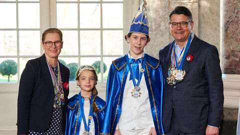 Ministerpräsident Boris Rhein und seine Frau Tanja Raab-Rhein empfangen im Schloss Biebrich in Wiesbaden Kinderprinz Emil I. und Kinderprinzessin Melissa I. vom Narrenclub Wirbelau; Emil Meuser, Melissa Heil  Ministerpräsident Boris Rhein und seine Frau Tanja Raab-Rhein empfangen im Schloss Biebrich in Wiesbaden Kinderprinz Emil I. und Kinderprinzessin Melissa I. vom Narrenclub Wirbelau; Emil Meuser, Melissa Heil