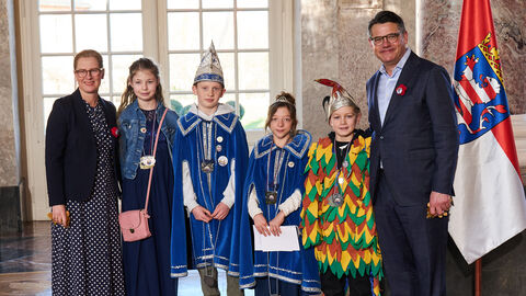 Ministerpräsident Boris Rhein und seine Frau Tanja Raab-Rhein empfangen im Schloss Biebrich in Wiesbaden Prinzessin Maja I., Prinz Jannis I., Zofe Emily und Gockel Gabriel vom Karnevalverein Kikiriki e.V. 1901 Freiensteinau; Maja Meinhart, Jannis Schneider, Emily Muth, Gabriel Willich  Ministerpräsident Boris Rhein und seine Frau Tanja Raab-Rhein empfangen im Schloss Biebrich in Wiesbaden Prinzessin Maja I., Prinz Jannis I., Zofe Emily und Gockel Gabriel vom Karnevalverein Kikiriki e.V. 1901 Freiensteinau; Maja Meinhart, Jannis Schneider, Emily Muth, Gabriel Willich