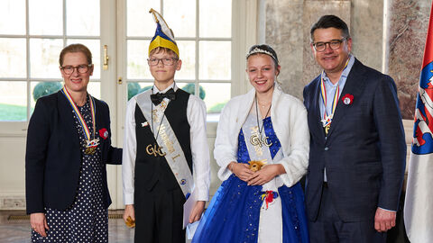 Ministerpräsident Boris Rhein und seine Frau Tanja Raab-Rhein empfangen im Schloss Biebrich in Wiesbaden Kinderprinzessin Mia I. und Kinderprinz Maximilian I. vom Geisenheimer Karneval Club; Mia und Maximilian Schüßler  Ministerpräsident Boris Rhein und seine Frau Tanja Raab-Rhein empfangen im Schloss Biebrich in Wiesbaden Kinderprinzessin Mia I. und Kinderprinz Maximilian I. vom Geisenheimer Karneval Club; Mia und Maximilian Schüßler