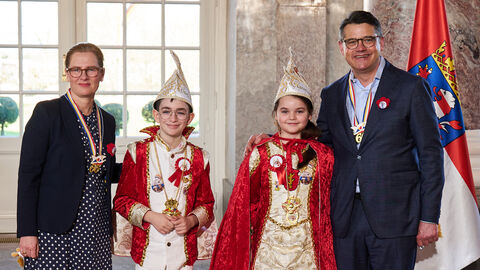 Ministerpräsident Boris Rhein und seine Frau Tanja Raab-Rhein empfangen im Schloss Biebrich in Wiesbaden das Kinderprinzenpaar vom Astheimer Carneval-Ausschuss, Prinz Carlo I. und Prinzessin Harmony I.; Carlo Gruppe, Harmony Biebel Ministerpräsident Boris Rhein und seine Frau Tanja Raab-Rhein empfangen im Schloss Biebrich in Wiesbaden das Kinderprinzenpaar vom Astheimer Carneval-Ausschuss, Prinz Carlo I. und Prinzessin Harmony I.; Carlo Gruppe, Harmony Biebel