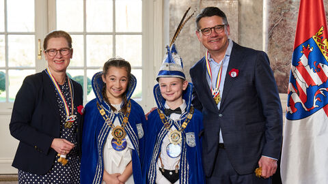 Ministerpräsident Boris Rhein und seine Frau Tanja Raab-Rhein empfangen im Schloss Biebrich in Wiesbaden Kinderprinz Luiz I. und Kinderprinzessin Maya I. von der Karnevalsgemeinschaft 1965 Holzhausen/Hahn e.V.; Luiz Bosch, Maya Krannich Ministerpräsident Boris Rhein und seine Frau Tanja Raab-Rhein empfangen im Schloss Biebrich in Wiesbaden Kinderprinz Luiz I. und Kinderprinzessin Maya I. von der Karnevalsgemeinschaft 1965 Holzhausen/Hahn e.V.; Luiz Bosch, Maya Krannich