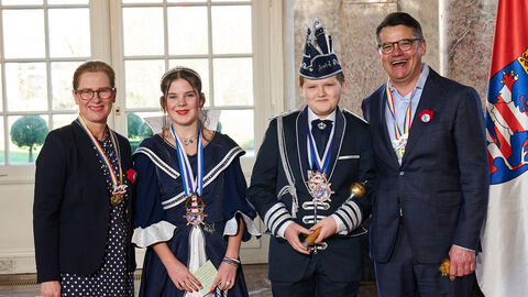 Ministerpräsident Boris Rhein und seine Frau Tanja Raab-Rhein empfangen im Schloss Biebrich Prinz Admiral Janik II. und Prinzessin Henni Madeleine I. vom Burkhardsfeldener Karnevalsfreunde e.V.; Janik Stark, Henni Madeleine Hose Ministerpräsident Boris Rhein und seine Frau Tanja Raab-Rhein empfangen im Schloss Biebrich Prinz Admiral Janik II. und Prinzessin Henni Madeleine I. vom Burkhardsfeldener Karnevalsfreunde e.V.; Janik Stark, Henni Madeleine Hose