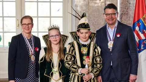 Ministerpräsident Boris Rhein und seine Frau Tanja Raab-Rhein empfangen im Schloss Biebrich in Wiesbaden das Kinderprinzenpaar Lotte I. und Paul I. von der Turngemeinde 08 Ober-Roden e.V.; Lotte Hitzel und Paul Hitzel.  Ministerpräsident Boris Rhein und seine Frau Tanja Raab-Rhein empfangen im Schloss Biebrich in Wiesbaden das Kinderprinzenpaar Lotte I. und Paul I. von der Turngemeinde 08 Ober-Roden e.V.; Lotte Hitzel und Paul Hitzel.