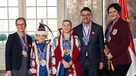 Ministerpräsident Boris Rhein und seine Frau Tanja Raab-Rhein empfangen im Schloss Biebrich in Wiesbaden Prinz Leonhard I. und Prinzessin Emilia I. mit Hofmarschall Maria vom Bommersheimer Carneval Verein 1987 e.V.; Leonhard Zeitz, Emilia Claus, Maria Dienst Ministerpräsident Boris Rhein und seine Frau Tanja Raab-Rhein empfangen im Schloss Biebrich in Wiesbaden Prinz Leonhard I. und Prinzessin Emilia I. mit Hofmarschall Maria vom Bommersheimer Carneval Verein 1987 e.V.; Leonhard Zeitz, Emilia Claus, Maria Dienst