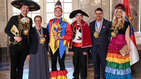 Ministerpräsident Boris Rhein und seine Frau Tanja Raab-Rhein empfangen im Schloss Biebrich in Wiesbaden Prinzessin Elisa I. und Prinz Augustin I. mit Kronprinz Stanislav I. und Hoppeditz Yannis Hahn vom TV 1912 Frischborn e.V.; Elisa Möller, Augustin Rohr, Stanislav Pinegin, Yannis Hahn Ministerpräsident Boris Rhein und seine Frau Tanja Raab-Rhein empfangen im Schloss Biebrich in Wiesbaden Prinzessin Elisa I. und Prinz Augustin I. mit Kronprinz Stanislav I. und Hoppeditz Yannis Hahn vom TV 1912 Frischborn e.V.; Elisa Möller, Augustin Rohr, Stanislav Pinegin, Yannis Hahn