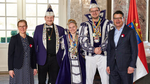 Ministerpräsident Boris Rhein und seine Frau Tanja Raab-Rhein empfangen im Schloss Biebrich Prinzessin Julia I. und Prinz Johannes I. mit Kutscher Rainer vom Karnevalsverein „Die Hasenspringer" Rosbach e.V.; Julia Jochum, Johannes Mildenberger, Rainer Schmidt Ministerpräsident Boris Rhein und seine Frau Tanja Raab-Rhein empfangen im Schloss Biebrich Prinzessin Julia I. und Prinz Johannes I. mit Kutscher Rainer vom Karnevalsverein „Die Hasenspringer" Rosbach e.V.; Julia Jochum, Johannes Mildenberger, Rainer Schmidt
