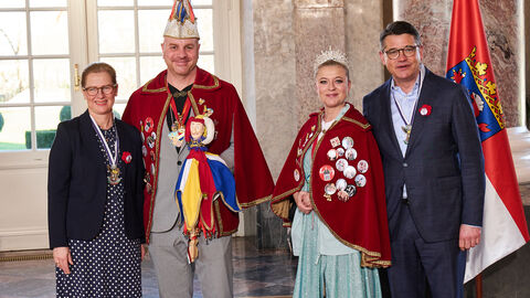 Ministerpräsident Boris Rhein und seine Frau Tanja Raab-Rhein empfangen im Schloss Biebrich in Wiesbaden Prinz Stefan I. und Prinzessin Daniela I. von der 1. Großauheimer KG 1905; Stefan und Daniela Weidemann Ministerpräsident Boris Rhein und seine Frau Tanja Raab-Rhein empfangen im Schloss Biebrich in Wiesbaden Prinz Stefan I. und Prinzessin Daniela I. von der 1. Großauheimer KG 1905; Stefan und Daniela Weidemann