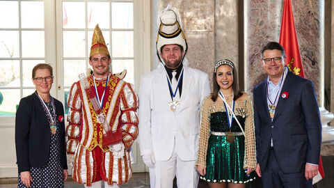 Ministerpräsident Boris Rhein und seine Frau Tanja Raab-Rhein empfangen im Schloss Biebrich in Wiesbaden das Mainflinger Dreigestirn Prinz Henrik, Schimmel David und Seejungfrau Dilara; Hendrik Drinhaus, David Keßler, Thorsten Pfister  Ministerpräsident Boris Rhein und seine Frau Tanja Raab-Rhein empfangen im Schloss Biebrich in Wiesbaden das Mainflinger Dreigestirn Prinz Henrik, Schimmel David und Seejungfrau Dilara; Hendrik Drinhaus, David Keßler, Thorsten Pfister