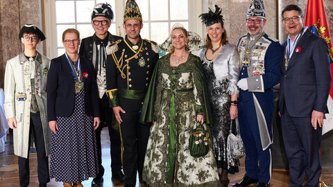 Ministerpräsident Boris Rhein und seine Frau Tanja Raab-Rhein empfangen im Schloss Biebrich in Wiesbaden das Gießener Prinzenpaar Prinz Markus I. und  Prinzessin Katja I. mit Kronprinz Paul, Adjutant Ralf, Hofdame Nadine und Generalinspizient Frank von der Gießener Fassnachts-Vereinigung 1957 e.V.;  Markus, Katja und Paul Brandt, Ralf und Nadine Fischer, Frank Beck.  Ministerpräsident Boris Rhein und seine Frau Tanja Raab-Rhein empfangen im Schloss Biebrich in Wiesbaden das Gießener Prinzenpaar Prinz Markus I. und  Prinzessin Katja I. mit Kronprinz Paul, Adjutant Ralf, Hofdame Nadine und Generalinspizient Frank von der Gießener Fassnachts-Vereinigung 1957 e.V.;  Markus, Katja und Paul Brandt, Ralf und Nadine Fischer, Frank Beck.