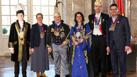 Ministerpräsident Boris Rhein und seine Frau Tanja Raab-Rhein empfangen im Schloss Biebrich in Wiesbaden Prinz Georg I. und Prinzessin Agnes I. mit Hofmarschall Alexander und dem 2. Präsidenten Holger von der Wetzlarer Karnevalsgesellschaft; Georg Strack, Agnes Strack-Theiß, Alexander Lotz, Holger Viehmann  Ministerpräsident Boris Rhein und seine Frau Tanja Raab-Rhein empfangen im Schloss Biebrich in Wiesbaden Prinz Georg I. und Prinzessin Agnes I. mit Hofmarschall Alexander und dem 2. Präsidenten Holger von der Wetzlarer Karnevalsgesellschaft; Georg Strack, Agnes Strack-Theiß, Alexander Lotz, Holger Viehmann