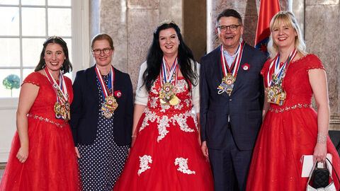 Ministerpräsident Boris Rhein und seine Frau Tanja Raab-Rhein empfangen im Schloss Biebrich in Wiesbaden Prinzessin Claudia die Erste, Zofe Pam I. und Zofe Anna I. von der Karneval- und TG „Die Lossesterne"; Claudia Hilgenberg, Pam Krug, Anna Hartung Ministerpräsident Boris Rhein und seine Frau Tanja Raab-Rhein empfangen im Schloss Biebrich in Wiesbaden Prinzessin Claudia die Erste, Zofe Pam I. und Zofe Anna I. von der Karneval- und TG „Die Lossesterne"; Claudia Hilgenberg, Pam Krug, Anna Hartung