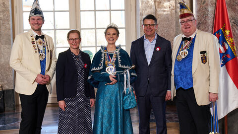 Ministerpräsident Boris Rhein und seine Frau Tanja Raab-Rhein empfangen im Schloss Biebrich in Wiesbaden Prinzessin Andrea Sodenia 76. und die Hofmärschalle Jens und Florian von der Sodener Karneval Gesellschaft 1948 e.V.; Andrea Link, Jens Thomas, Florian Gernhardt. Ministerpräsident Boris Rhein und seine Frau Tanja Raab-Rhein empfangen im Schloss Biebrich in Wiesbaden Prinzessin Andrea Sodenia 76. und die Hofmärschalle Jens und Florian von der Sodener Karneval Gesellschaft 1948 e.V.; Andrea Link, Jens Thomas, Florian Gernhardt.