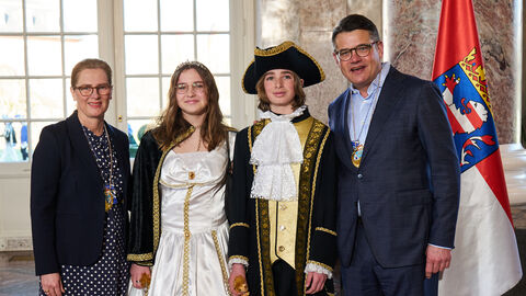 Ministerpräsident Boris Rhein und seine Frau Tanja Raab-Rhein empfangen im Schloss Biebrich in Wiesbaden das Kinderprinzenpaar, Prinz Karl I. und Prinzessin Inga I., vom Stammheimer Carneval Club e.V.; Karl Gehrung, Inga Larbow Ministerpräsident Boris Rhein und seine Frau Tanja Raab-Rhein empfangen im Schloss Biebrich in Wiesbaden das Kinderprinzenpaar, Prinz Karl I. und Prinzessin Inga I., vom Stammheimer Carneval Club e.V.; Karl Gehrung, Inga Larbow