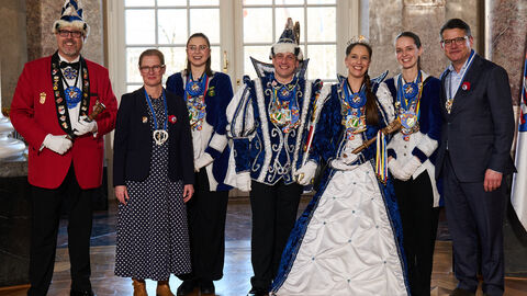 Ministerpräsident Boris Rhein und seine Frau Tanja Raab-Rhein empfangen im Schloss Biebrich in Wiesbaden Prinzessin Yvonn I. und Prinz Patrick I. sowie Hofmarschall Karsten und die Paginnen Alicia und Lea vom Narrenrat Oberursel e.V.; Yvonne und Patrick Volz, Karsten Wolf, Alicia und Lea Fois.  Ministerpräsident Boris Rhein und seine Frau Tanja Raab-Rhein empfangen im Schloss Biebrich in Wiesbaden Prinzessin Yvonn I. und Prinz Patrick I. sowie Hofmarschall Karsten und die Paginnen Alicia und Lea vom Narrenrat Oberursel e.V.; Yvonne und Patrick Volz, Karsten Wolf, Alicia und Lea Fois.