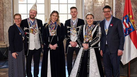 Ministerpräsident Boris Rhein und seine Frau Tanja Raab-Rhein empfangen im Schloss Biebrich in Wiesbaden Prinzessin Janina I. mit Hofmarschall Jens, Hofdame Anna-Lena und Standartenträger Benjamin vom CV Heiterkeit 1919 e.V aus Bad Homburg; Janina Braun, Jens Wagner, Anna-Lena Schmidt und Benjamin Conradi. Ministerpräsident Boris Rhein und seine Frau Tanja Raab-Rhein empfangen im Schloss Biebrich in Wiesbaden Prinzessin Janina I. mit Hofmarschall Jens, Hofdame Anna-Lena und Standartenträger Benjamin vom CV Heiterkeit 1919 e.V aus Bad Homburg; Janina Braun, Jens Wagner, Anna-Lena Schmidt und Benjamin Conradi.