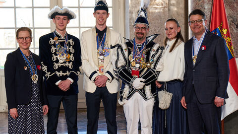 Ministerpräsident Boris Rhein und seine Frau Tanja Raab-Rhein empfangen im Schloss Biebrich in Wiesbaden Prinz Sascha I. mit Hofdame Emma, Hofmarschall Pascal und Standartenträger Tim vom Kransberger Narrenclub - KNC e.V.; Sascha Bastian, Emma Holzlehner, Pascal da Silva und Tim Zimmermann. Ministerpräsident Boris Rhein und seine Frau Tanja Raab-Rhein empfangen im Schloss Biebrich in Wiesbaden Prinz Sascha I. mit Hofdame Emma, Hofmarschall Pascal und Standartenträger Tim vom Kransberger Narrenclub - KNC e.V.; Sascha Bastian, Emma Holzlehner, Pascal da Silva und Tim Zimmermann.