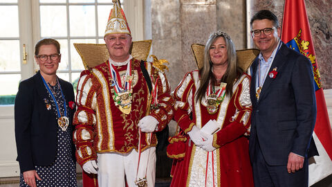 Ministerpräsident Boris Rhein und seine Frau Tanja Raab-Rhein empfangen im Schloss Biebrich in Wiesbaden das Prinzenpaar der Stadt Fritzlar Prinzessin Maja I. und Prinz Jürgen IV. von der FKG „Eddernarren" e.V.; Jürgen und Maja Klose Ministerpräsident Boris Rhein und seine Frau Tanja Raab-Rhein empfangen im Schloss Biebrich in Wiesbaden das Prinzenpaar der Stadt Fritzlar Prinzessin Maja I. und Prinz Jürgen IV. von der FKG „Eddernarren" e.V.; Jürgen und Maja Klose
