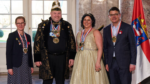 Ministerpräsident Boris Rhein und seine Frau Tanja Raab-Rhein empfangen im Schloss Biebrich Fürst Klaus I. und Fürstin Johanna I. von der Fritzlarer KG Närrische 11 e.V.; Klaus Büchsenschütz, Johanna Lamm Ministerpräsident Boris Rhein und seine Frau Tanja Raab-Rhein empfangen im Schloss Biebrich Fürst Klaus I. und Fürstin Johanna I. von der Fritzlarer KG Närrische 11 e.V.; Klaus Büchsenschütz, Johanna Lamm