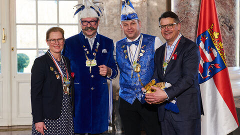 Ministerpräsident Boris Rhein und seine Frau Tanja Raab-Rhein empfangen im Schloss Biebrich XXV. Gaalbernschaude Werner Die Närrische Zündkerze und Michael vom närrischen Gaspedal von der Hünfelder Karnevallsgesellschaft e.V.; Werner Deisenroth, Michael Koch Ministerpräsident Boris Rhein und seine Frau Tanja Raab-Rhein empfangen im Schloss Biebrich XXV. Gaalbernschaude Werner Die Närrische Zündkerze und Michael vom närrischen Gaspedal von der Hünfelder Karnevallsgesellschaft e.V.; Werner Deisenroth, Michael Koch