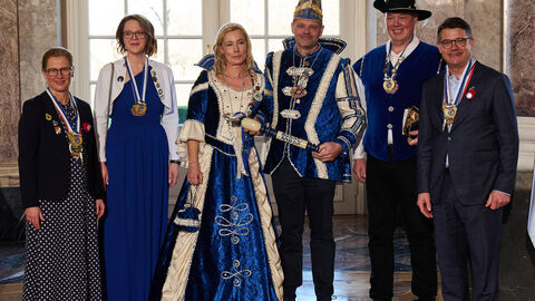 Ministerpräsident Boris Rhein und seine Frau Tanja Raab-Rhein empfangen im Schloss Biebrich in Wiesbaden Prinz Daniel I. und Prinzessin Bianca I. mit den Pagen Manuel und Anne-Cathrin vom Karnevalverein „Blaue Raben" e.V. 1952; Daniel und Bianca Muth, Manuel und Anne-Cathrin Bietz Ministerpräsident Boris Rhein und seine Frau Tanja Raab-Rhein empfangen im Schloss Biebrich in Wiesbaden Prinz Daniel I. und Prinzessin Bianca I. mit den Pagen Manuel und Anne-Cathrin vom Karnevalverein „Blaue Raben" e.V. 1952; Daniel und Bianca Muth, Manuel und Anne-Cathrin Bietz