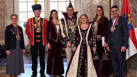 Ministerpräsident Boris Rhein und seine Frau Tanja Raab-Rhein empfangen im Schloss Biebrich in Wiesbaden Prinz Timo I. und Prinzessin Franzi I. mit den Hofdamen Jana und Steffi und Prinzengardist Vincent vom Carnevalverein „Germania" 03 Lollar e.V.; Timo und Franziska Liedtke, Jana Otto, Steffi Schwalm und Vincent Vogel.  Ministerpräsident Boris Rhein und seine Frau Tanja Raab-Rhein empfangen im Schloss Biebrich in Wiesbaden Prinz Timo I. und Prinzessin Franzi I. mit den Hofdamen Jana und Steffi und Prinzengardist Vincent vom Carnevalverein „Germania" 03 Lollar e.V.; Timo und Franziska Liedtke, Jana Otto, Steffi Schwalm und Vincent Vogel.