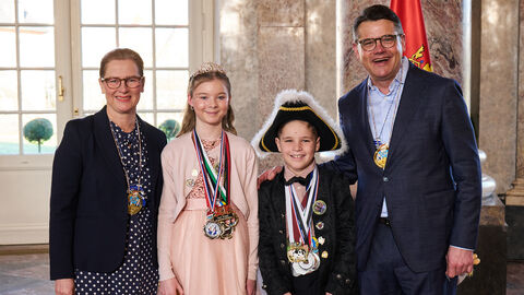 Ministerpräsident Boris Rhein und seine Frau Tanja Raab-Rhein empfangen im Schloss Biebrich in Wiesbaden Prinzessin Emma I. und Prinz Luca I. von den Karnevalsfreunden Beltershain; Emma Ulbrich, Luca Loth Ministerpräsident Boris Rhein und seine Frau Tanja Raab-Rhein empfangen im Schloss Biebrich in Wiesbaden Prinzessin Emma I. und Prinz Luca I. von den Karnevalsfreunden Beltershain; Emma Ulbrich, Luca Loth