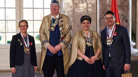 Ministerpräsident Boris Rhein und seine Frau Tanja Raab-Rhein empfangen im Schloss Biebrich in Wiesbaden Prinz Lars I. und Prinzessin Ariane I. vom Gederner Carneval Club „Laabhanse" e.V.; Lars und Ariane Hild  Ministerpräsident Boris Rhein und seine Frau Tanja Raab-Rhein empfangen im Schloss Biebrich in Wiesbaden Prinz Lars I. und Prinzessin Ariane I. vom Gederner Carneval Club „Laabhanse" e.V.; Lars und Ariane Hild