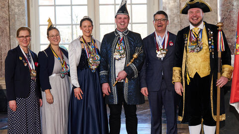 Ministerpräsident Boris Rhein und seine Frau Tanja Raab-Rhein empfangen im Schloss Biebrich Prinz Tim I., Prinzessin Carina I., Oberhofmarschall Jan-Philipp und Hofdame Lisa vom Niddaer Carneval Verein 1950 e.V.;  Tim Walker, Carina God, Jan-Philipp Repp, Lisa Gutmann Ministerpräsident Boris Rhein und seine Frau Tanja Raab-Rhein empfangen im Schloss Biebrich Prinz Tim I., Prinzessin Carina I., Oberhofmarschall Jan-Philipp und Hofdame Lisa vom Niddaer Carneval Verein 1950 e.V.;  Tim Walker, Carina God, Jan-Philipp Repp, Lisa Gutmann