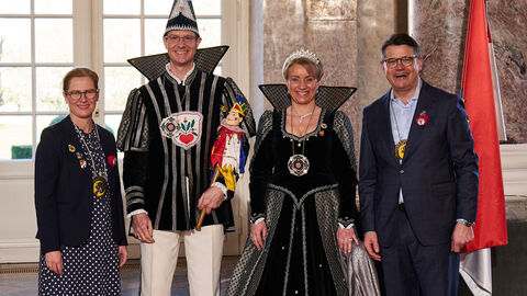Ministerpräsident Boris Rhein und seine Frau Tanja Raab-Rhein empfangen im Schloss Biebrich Prinz Norman I. und Prinzessin Claudia II. von der Karneval-Gesellschaft 1937 Egelsbach e.V.; Norman und Claudia Rüster Ministerpräsident Boris Rhein und seine Frau Tanja Raab-Rhein empfangen im Schloss Biebrich Prinz Norman I. und Prinzessin Claudia II. von der Karneval-Gesellschaft 1937 Egelsbach e.V.; Norman und Claudia Rüster
