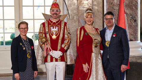 Ministerpräsident Boris Rhein und seine Frau Tanja Raab-Rhein empfangen im Schloss Biebrich in Wiesbaden das Frankfurter Prinzenpaar Prinz Michael VIII. und Prinzessin Marion III. vom Großen Rat der Karnevalvereine Frankfurt am Main e.V.; Michael und Marion Eckhardt Ministerpräsident Boris Rhein und seine Frau Tanja Raab-Rhein empfangen im Schloss Biebrich in Wiesbaden das Frankfurter Prinzenpaar Prinz Michael VIII. und Prinzessin Marion III. vom Großen Rat der Karnevalvereine Frankfurt am Main e.V.; Michael und Marion Eckhardt