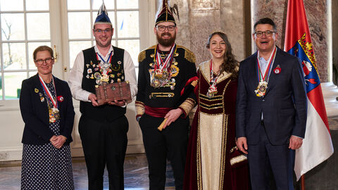 Ministerpräsident Boris Rhein und seine Frau Tanja Raab-Rhein empfangen im Schloss Biebrich Prinz Lucas I., Prinzessin Fabienne I. und Hofmarschall Jens von den Sichenhäuser Nidder-Narren; Lucas und Fabienne Blank, Jens Weber Ministerpräsident Boris Rhein und seine Frau Tanja Raab-Rhein empfangen im Schloss Biebrich Prinz Lucas I., Prinzessin Fabienne I. und Hofmarschall Jens von den Sichenhäuser Nidder-Narren; Lucas und Fabienne Blank, Jens Weber