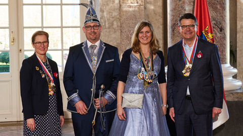 Ministerpräsident Boris Rhein und seine Frau Tanja Raab-Rhein empfangen im Schloss Biebrich in Wiesbaden Prinzessin Melanie die Beerziss und Prinz Sebastian den Modellbauer vom Carneval-Verein Hosenfeld e.V.; Melanie Rützel, Sebastian Heß Ministerpräsident Boris Rhein und seine Frau Tanja Raab-Rhein empfangen im Schloss Biebrich in Wiesbaden Prinzessin Melanie die Beerziss und Prinz Sebastian den Modellbauer vom Carneval-Verein Hosenfeld e.V.; Melanie Rützel, Sebastian Heß