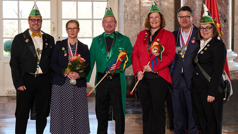 Ministerpräsident Boris Rhein und seine Frau Tanja Raab-Rhein empfangen im Schloss Biebrich in Wiesbaden Sitzungspräsidentin Karina Linhart und Sitzungspräsident Karlheinz Kohl sowie die Hexenrat-Mitglieder Barbara Kremer-Kohl und Markus Linhart vom Fassenachtsverein „Erbacher Hexen" Erbach im Rheingau e.V. Ministerpräsident Boris Rhein und seine Frau Tanja Raab-Rhein empfangen im Schloss Biebrich in Wiesbaden Sitzungspräsidentin Karina Linhart und Sitzungspräsident Karlheinz Kohl sowie die Hexenrat-Mitglieder Barbara Kremer-Kohl und Markus Linhart vom Fassenachtsverein „Erbacher Hexen" Erbach im Rheingau e.V.