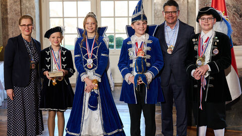 Ministerpräsident Boris Rhein und seine Frau Tanja Raab-Rhein empfangen im Schloss Biebrich in Wiesbaden mit Kinderprinz Felix I. und Kinderprinzessin Luise I. mit Hofmarschall Moritz und Pagin Antonia von der Karnevalistische Vereinigung Grünberg 1927 e.V.; Felix Skill, Luise Riedmann, Moritz Mienon, Antonia Michel Ministerpräsident Boris Rhein und seine Frau Tanja Raab-Rhein empfangen im Schloss Biebrich in Wiesbaden mit Kinderprinz Felix I. und Kinderprinzessin Luise I. mit Hofmarschall Moritz und Pagin Antonia von der Karnevalistische Vereinigung Grünberg 1927 e.V.; Felix Skill, Luise Riedmann, Moritz Mienon, Antonia Michel